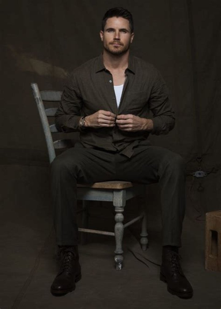 10 THINGS Robbie Amell REGARD MAGAZINE Robbie amell, Robbie, Good looking men