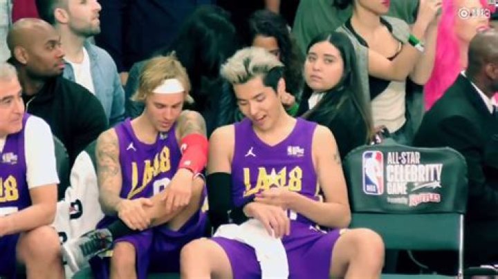 180216 Kris Wu and Justin Bieber talking at 2018 NBA All Star