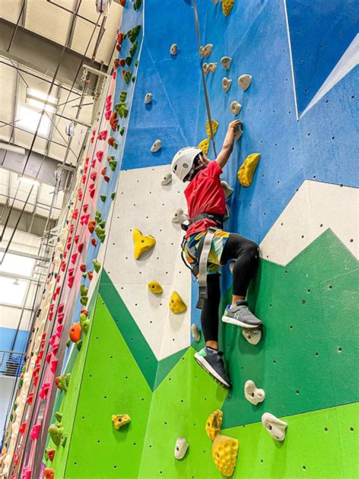 5yearold climbs wall like a spider, baffled netizens call her