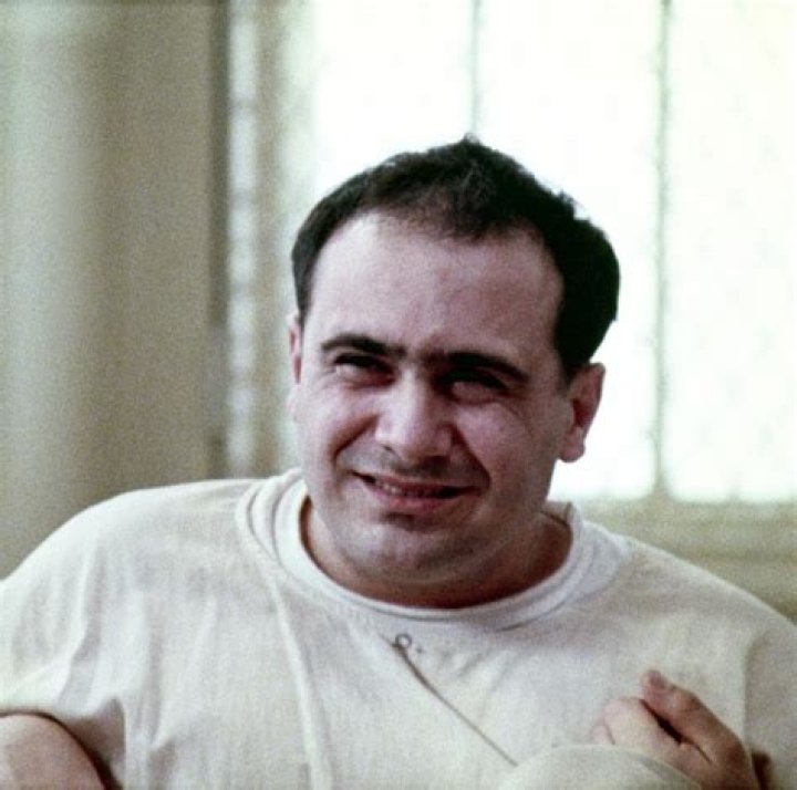 A young danny devito is the wedding celebrant Danny devito, Actors