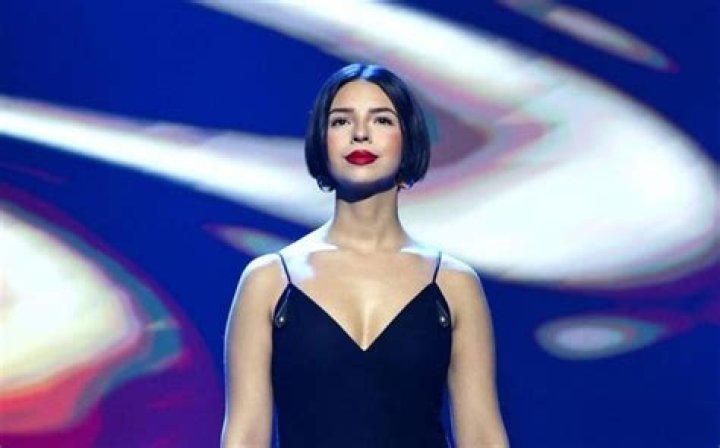 Ángela Aguilar reacciona a vestido que usó en Latin Grammy CHIC Magazine