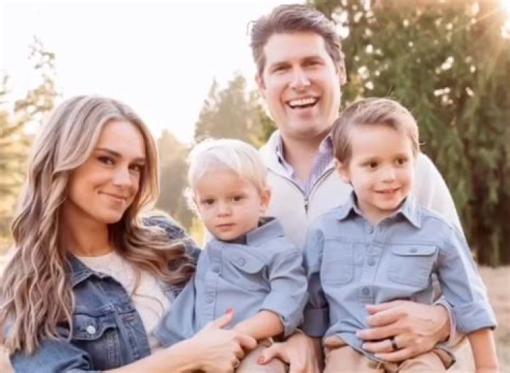 Andrew Dymburt Bio Married, Spouse, Net Worth, Salary, Wiki, Height