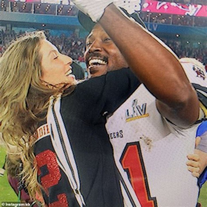 Antonio Brown posts Gisele B&uuml;ndchen pic amid Tom Brady marital woes