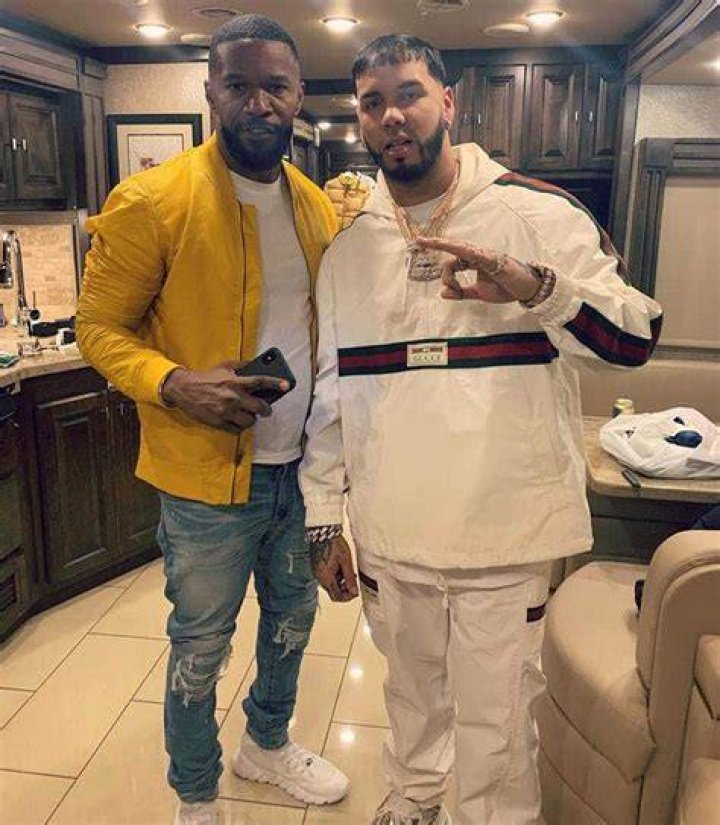 Anuel AA Shows Off His Jewelry Collection Pres