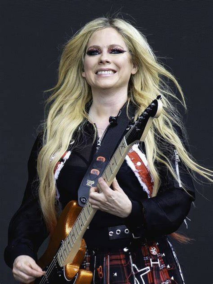 Avril Lavigne 'is not pregnant' source reveals after pictures appeared