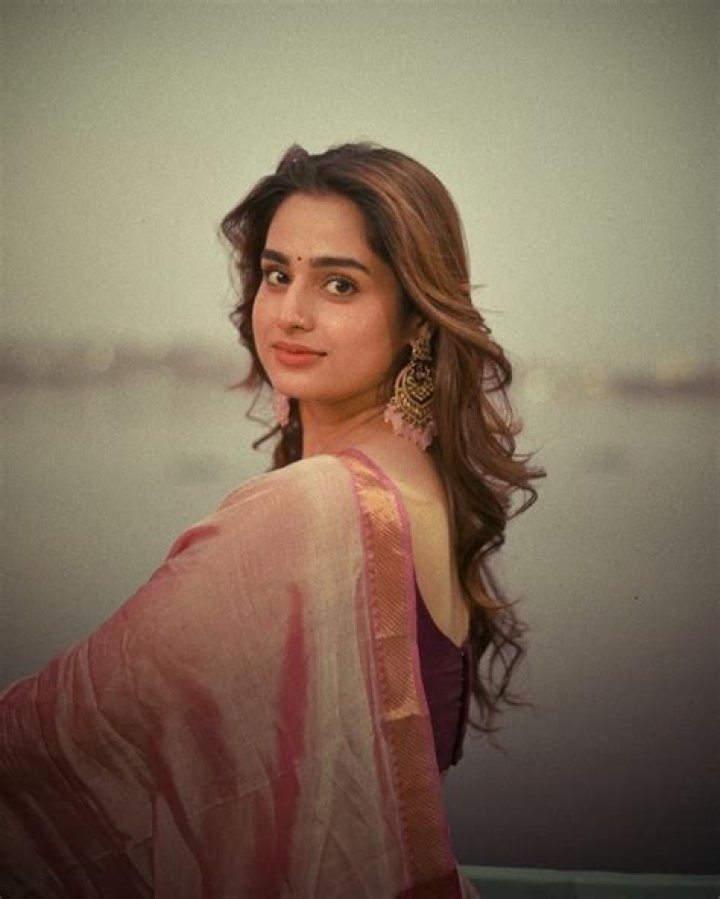 Ayesha Khan: The Timeless Beauty And Her Journey Through Age