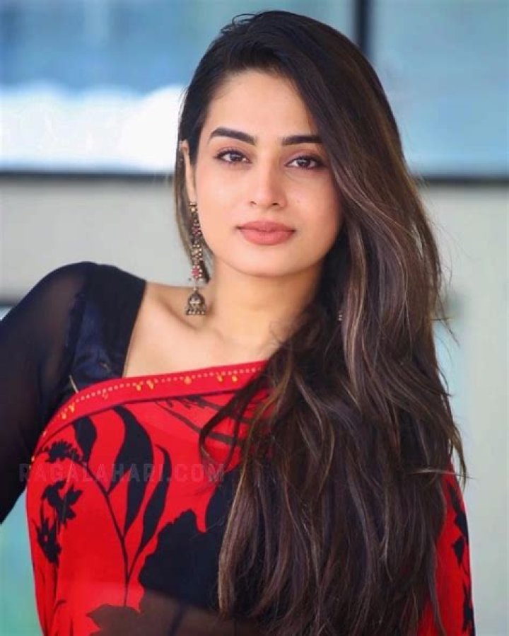 Ayesha Khan Wiki, Biography, Age, Husband, Family, Movies List, Songs
