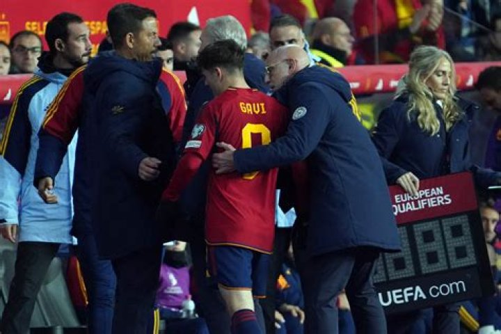 Barcelona&rsquo;s Gavi expected to miss Euro 2024 after sustaining knee