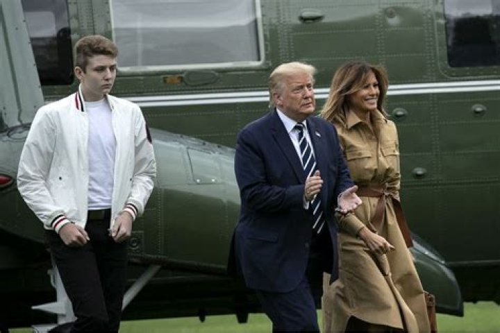 Barron, fils de Donald et Melania Trump, a lui aussi &eacute;t&eacute; test&eacute; positif