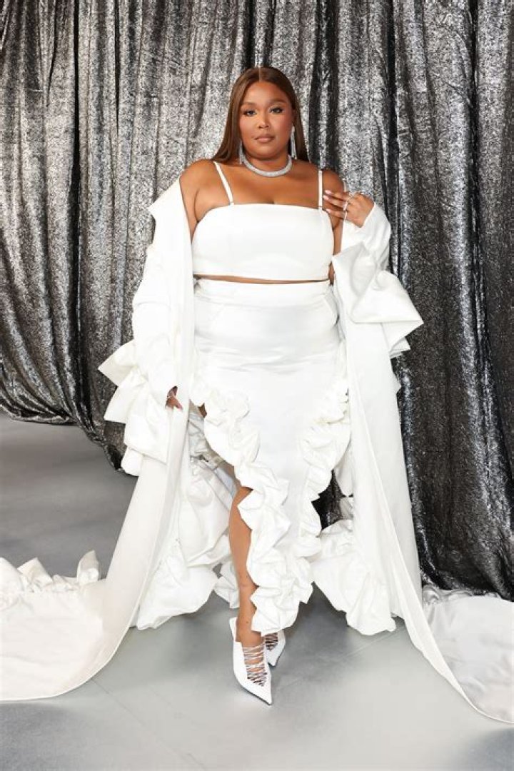 Beyonc&eacute; delights the crowds on the front row of the Louis Vuitton by