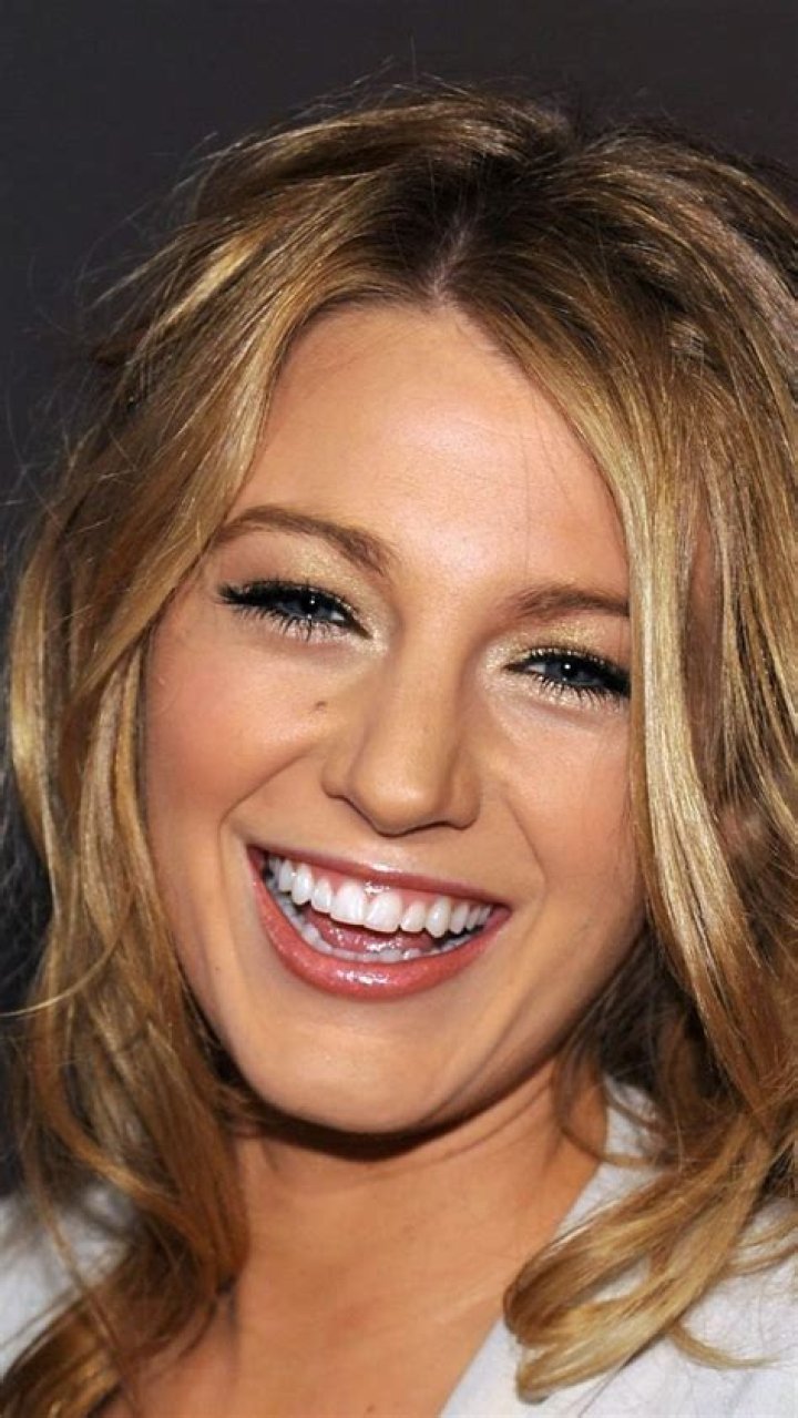 Blake Lively, actress, 2018, beautiful, smile, 720x1280 wallpaper