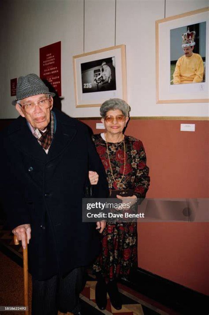 Bomi & Jer Bulsara en su d&iacute;a de matrimonio en 1946, padres de Freddie