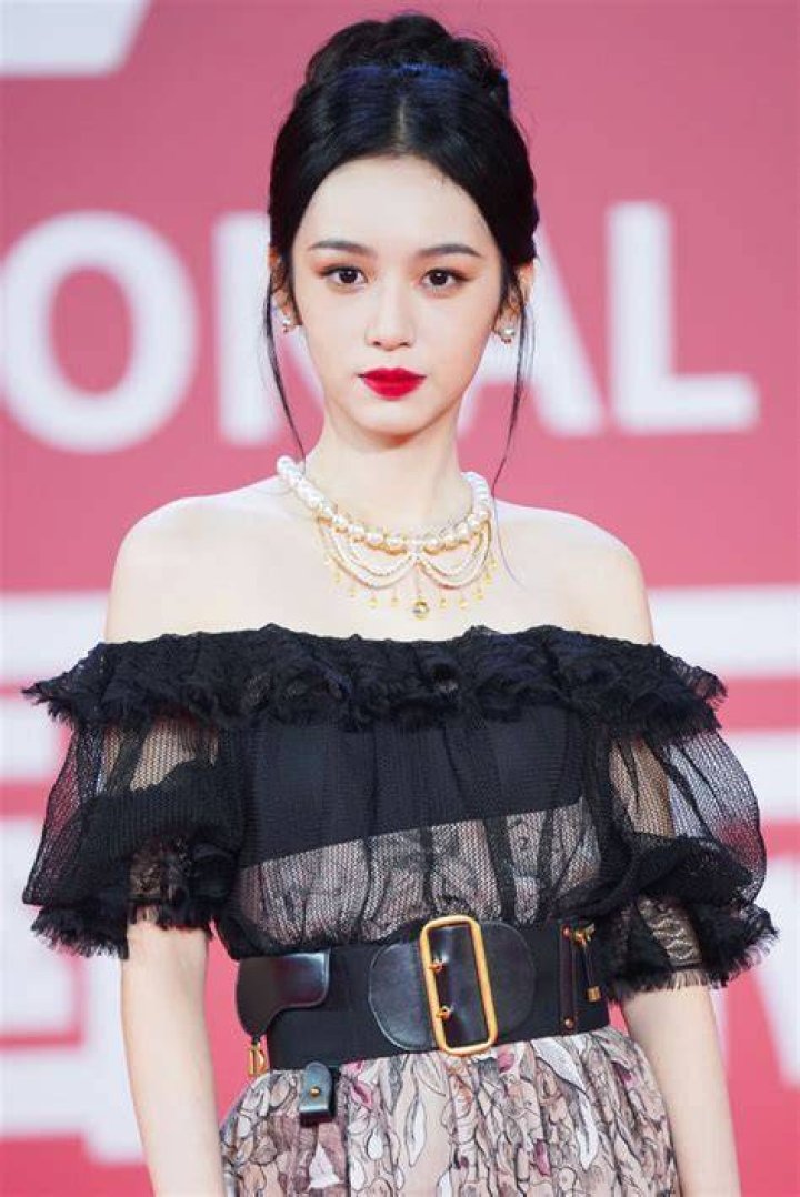 Cantiknya Zhou Ye Tampil di Karpet Merah