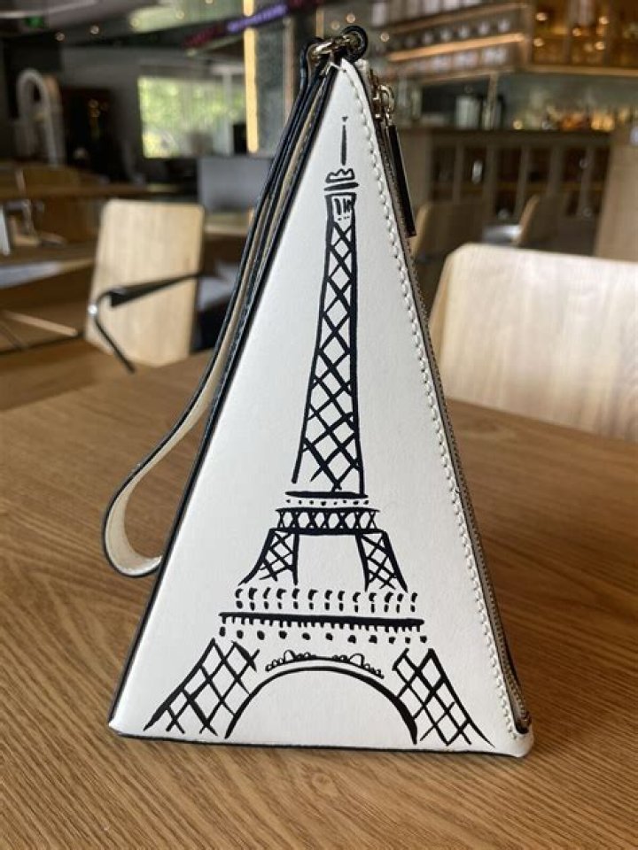 Carrie Bradshaw's Iconic Eiffel Tower Purse: A Fashion Statement | Purse Blog