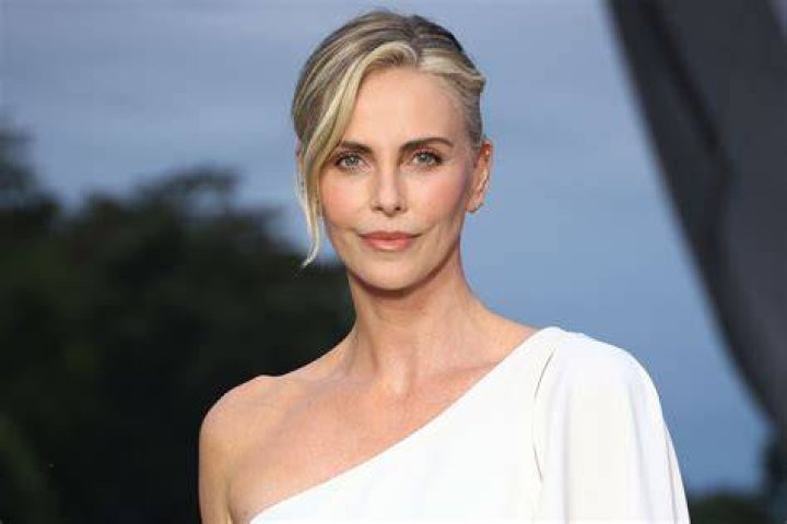 Charlize Theron a C'&egrave; Posta per Te chi &egrave;, et&agrave;, carriera, film, chi &egrave;