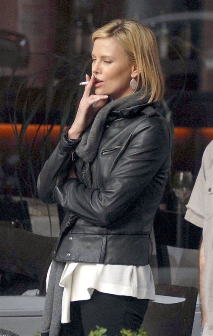 Charlize Theron smokes Affordable fashion women, Fashion, Celebrities