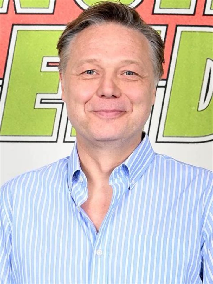 Classify English actor Shaun Dooley, and where can he pass?