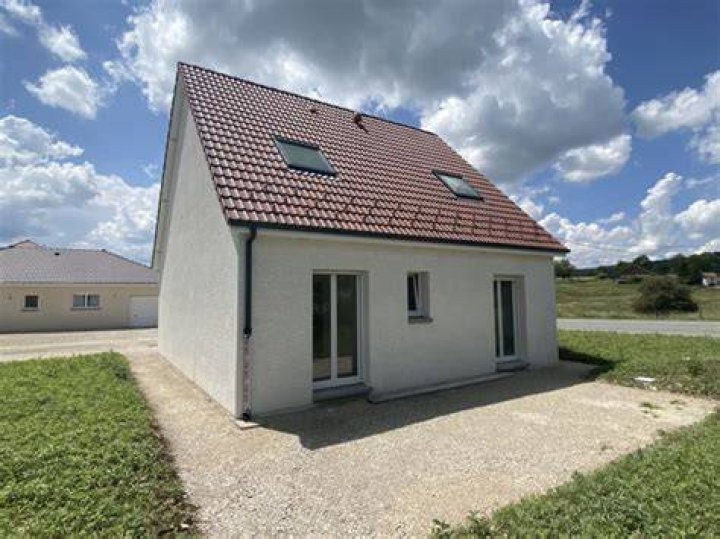 Cloo&shy;ney cherche une maison en France Voici