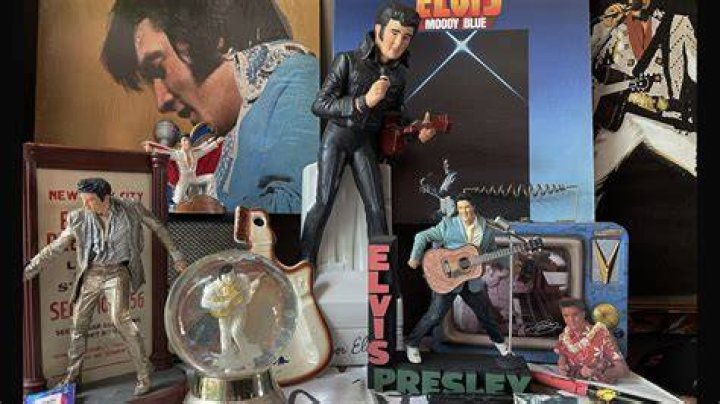 Collectibles Elvis & Priscilla Presley cuddle their only child Lisa