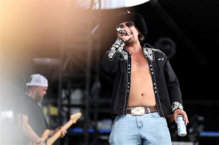 Country music star stuns fans, announces farewell tour