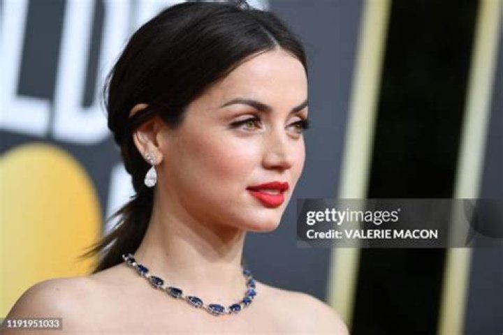 CUBAN ACTRESS Ana de Armas Returns to her Most Beautiful "Look". VUELVE