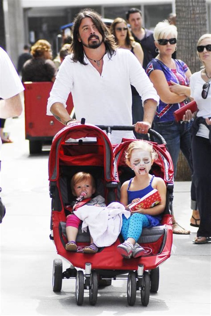 Dave Grohl&rsquo;s Family See Pictures Of Him & His Daughters Hollywood Life
