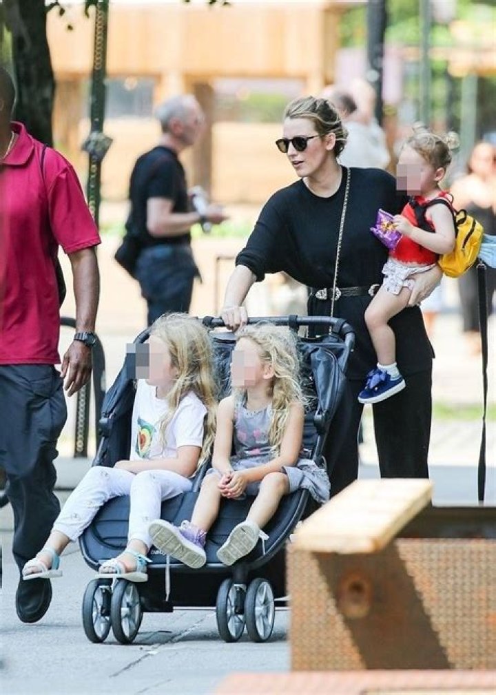 Dawno niewidziana Blake Lively ogarnia TRZY c&oacute;rki na spacerze (ZDJĘCIA