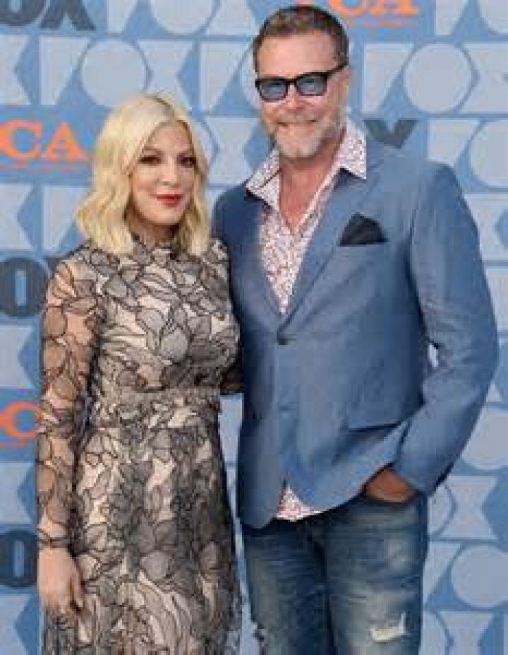Dean McDermott Tori Spelling and I Go to Bathroom With the Door Open