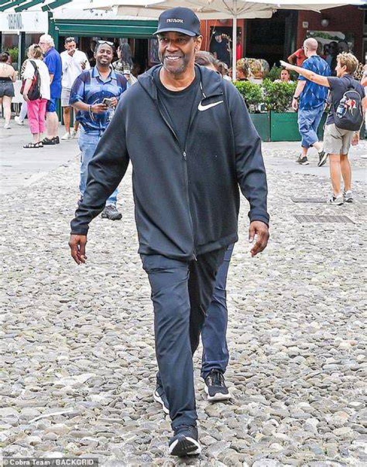 Denzel Washington, 68, puts his arm around wife of 40 years Pauletta