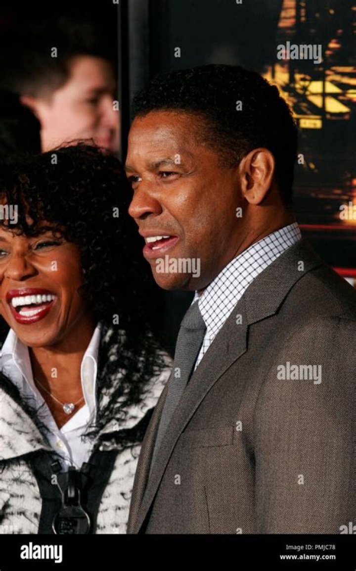 Denzel Washington and Pauletta Pearson Washington Memorable Kiss Cam