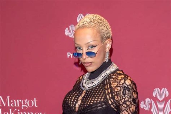 Doja Cat Fans Being Confronted By Religious Group Goes Viral