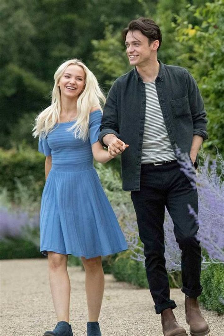 Dove Cameron shows major PDA with boyfriend Thomas Doherty on set of