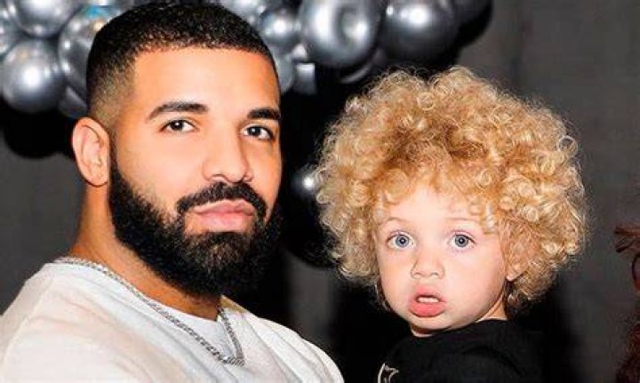 Drake presenta a su hijo Adonis, rubio y con ojos azules
