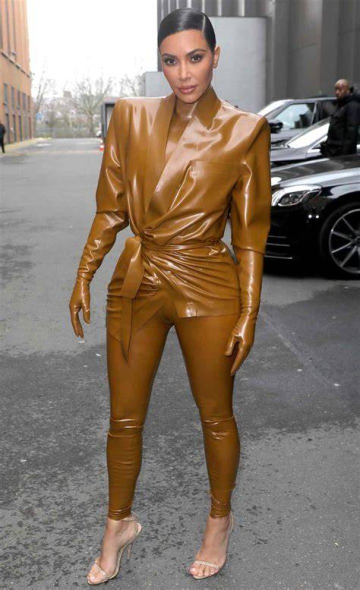 Dress Like Kim Kardashian: Jeans Outfits That Steal The Show