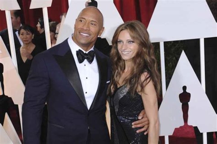 Dwayne Johnson ha compiuto 50 anni, chi &egrave; la moglie? Ha figli?