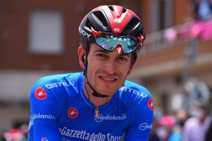 El ciclista suizo Gino M&auml;der muere a los 26 a&ntilde;os tras la terror&iacute;fica