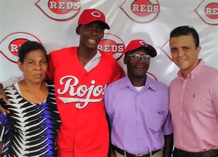 Elly De La Cruz Parents Mother Carmen And Father Antonio