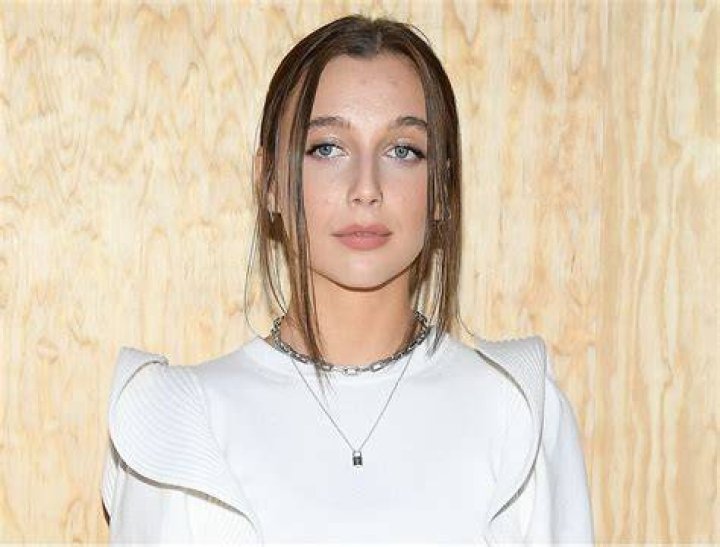 Emma Chamberlain Net Worth, Bio, Family, Boyfriend SuperbHub