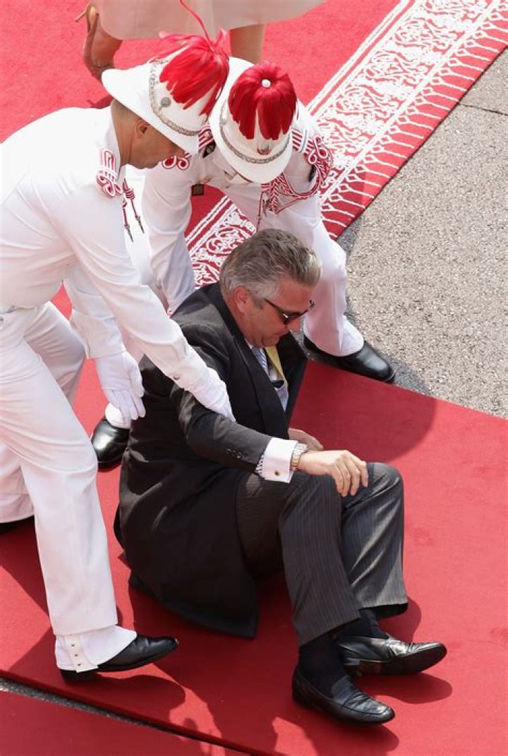 EPIC OOPS AND EMBARRASSING RED CARPET MOMENTS OF FAMOUS CELEBRITIES
