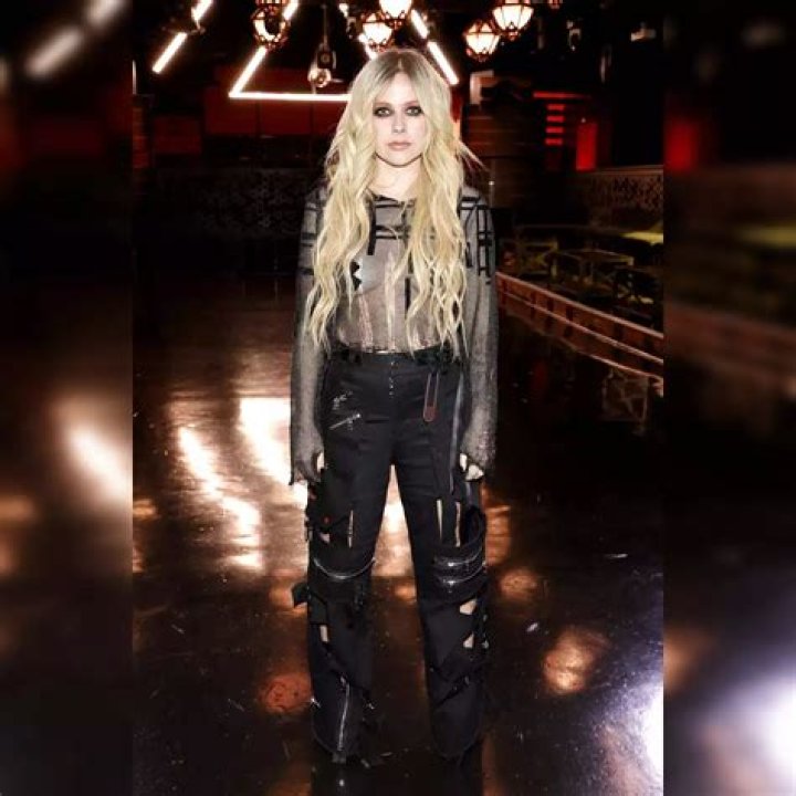 fayda kabul sıcaklık avril lavigne booty beyaz &ouml;ğrenci d&uuml;şt&uuml;