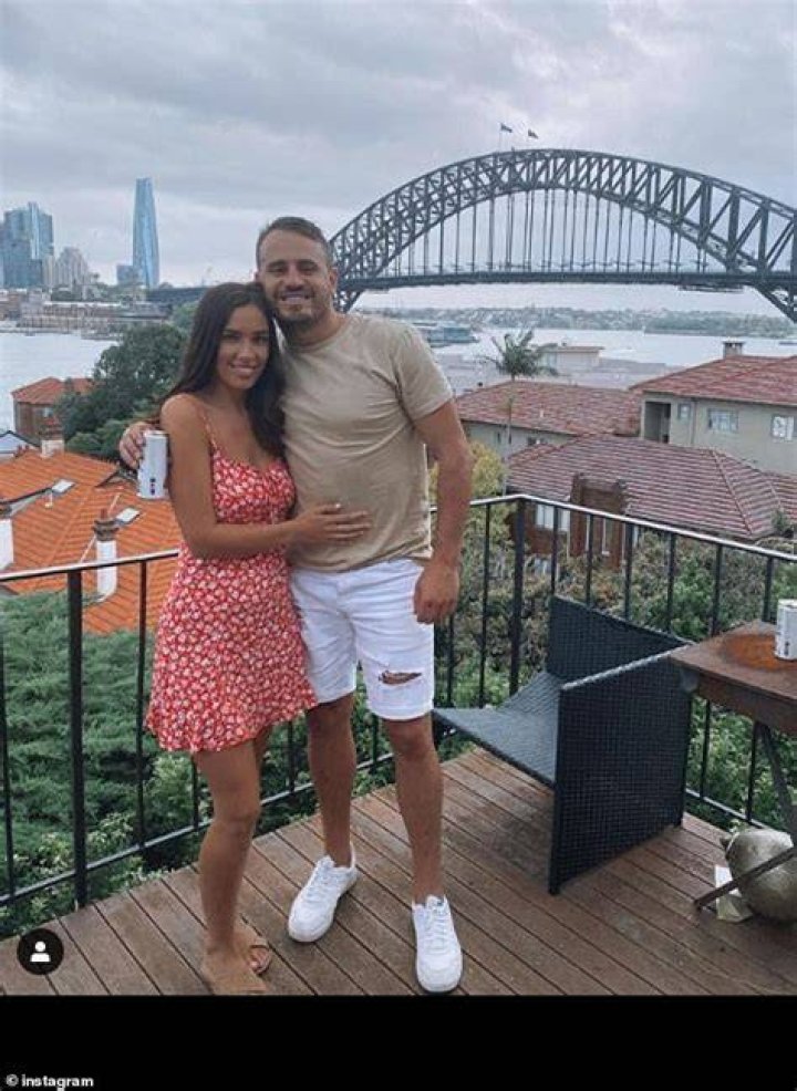 Footy star Josh Reynolds farewells former teammates and their families