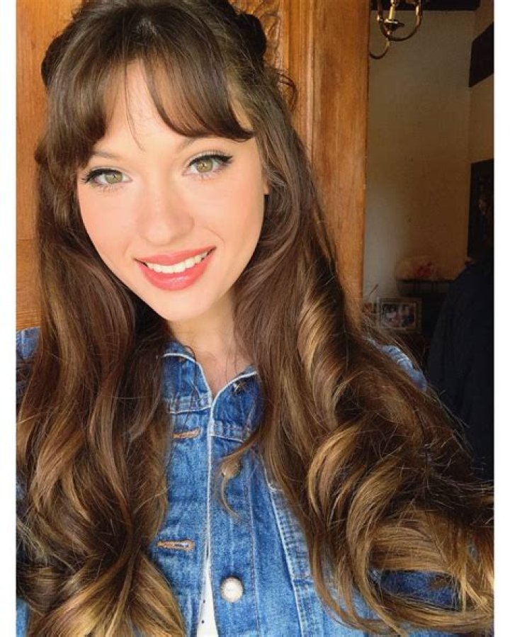 Former model offering live shows, custom videos, video