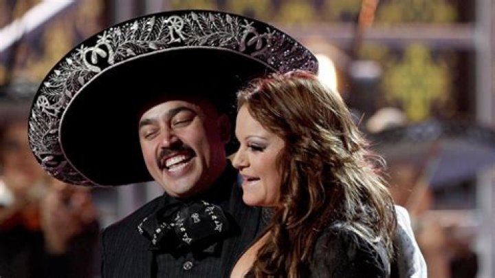 Fotos de Lupillo Rivera cuando era joven y ten&iacute;a pelo provocan una