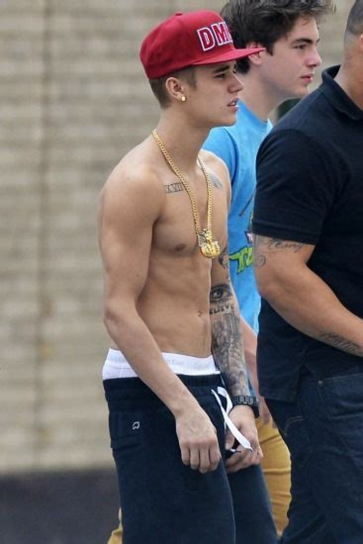Get The Scoop: Shirtless Justin Bieber Snapshots Unveiled