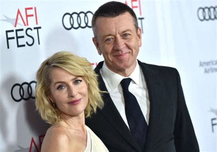 Gillian Anderson et son compagnon Mark Griffiths &agrave; Londres, le 24