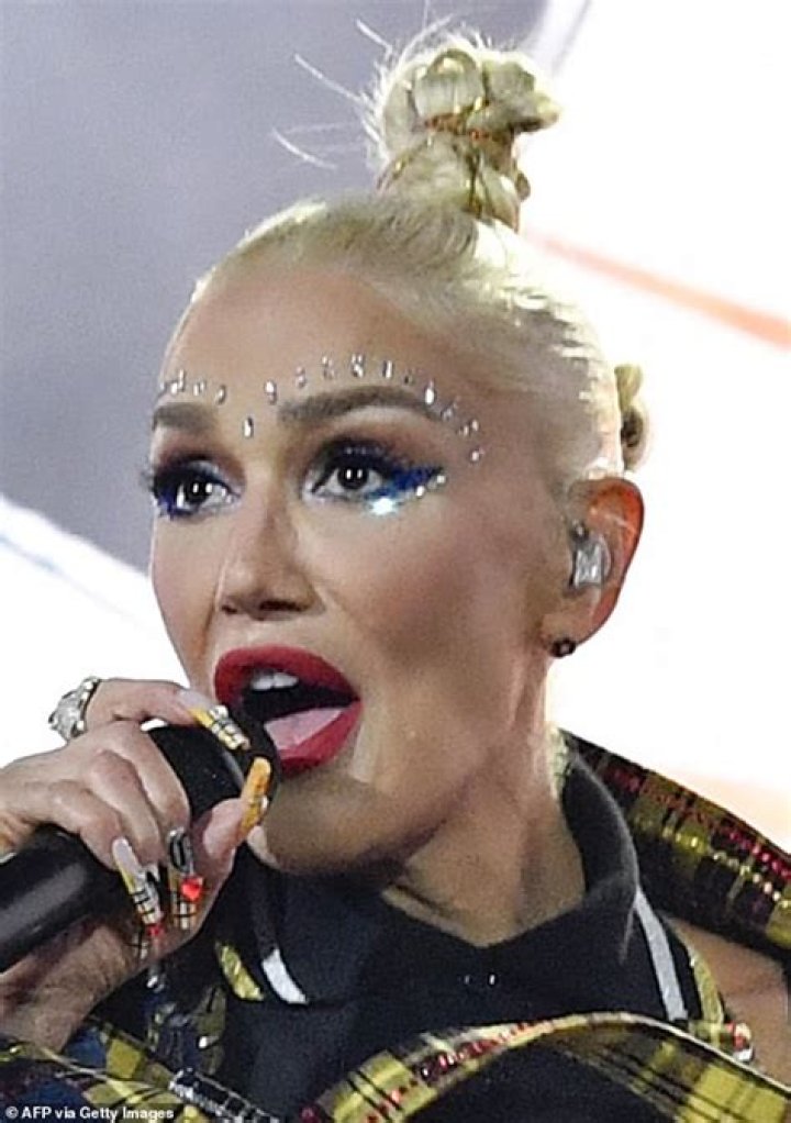 Gwen Stefani's Iconic Blue Hair: A Bold Trendsetter