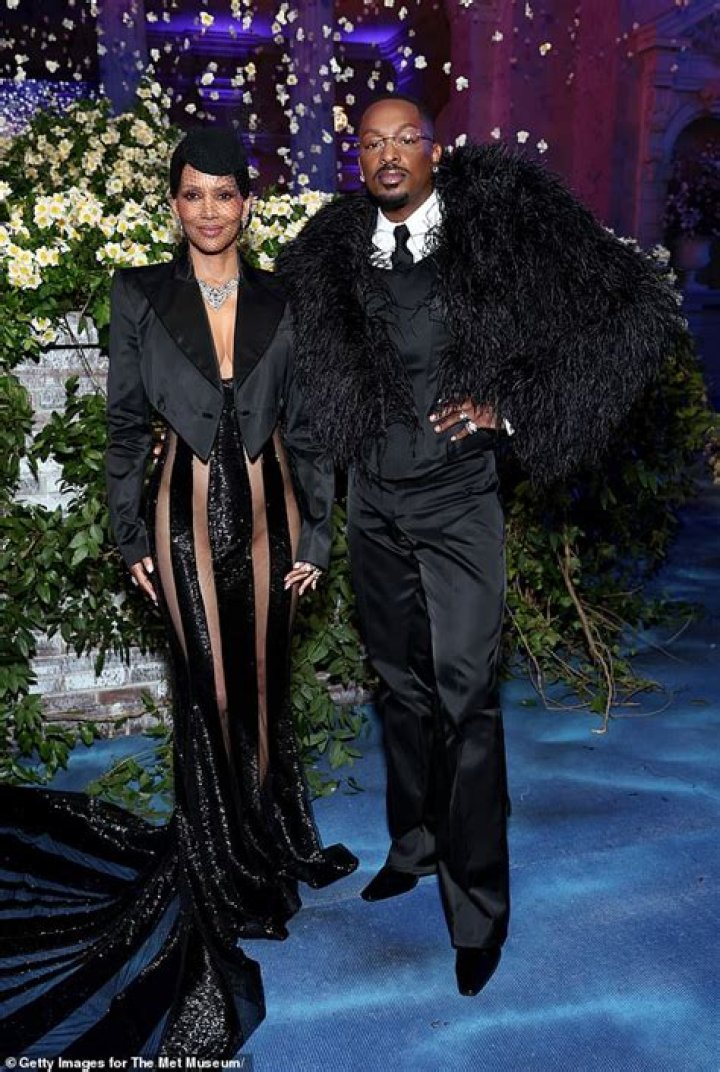 Halle Berry or Sanaa Lathan ? [UPDATE More pics added!] Sports, Hip