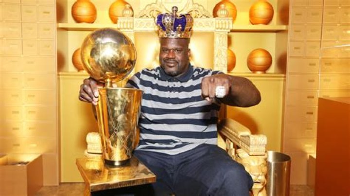 How many Papa John's does Shaquille O'Neal own?