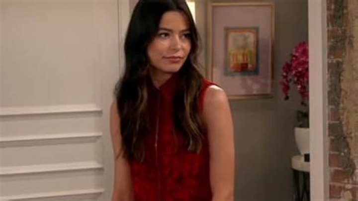 iCarly's Miranda Cosgrove and soap star Max Ehrich enjoy an evening