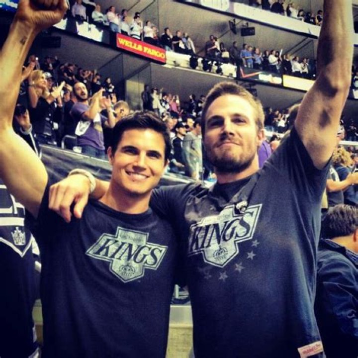 Is Stephen Amell Brother Robbie Amell? Parents And Family